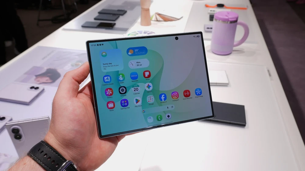 Samsung tung quảng cáo mới, chê iPhone Duo “còn non lắm”