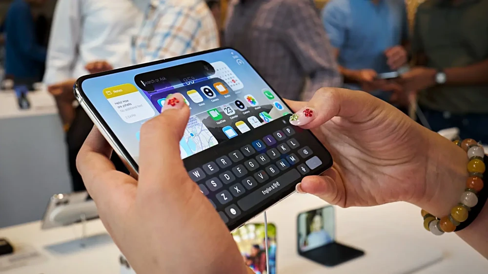 Samsung tung quảng cáo mới, chê iPhone Duo “còn non lắm”